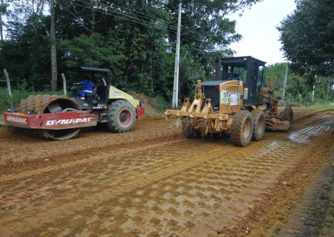 Prefeitura realiza serviços de terraplanagem na estrada do Cetur e ruas paralelas